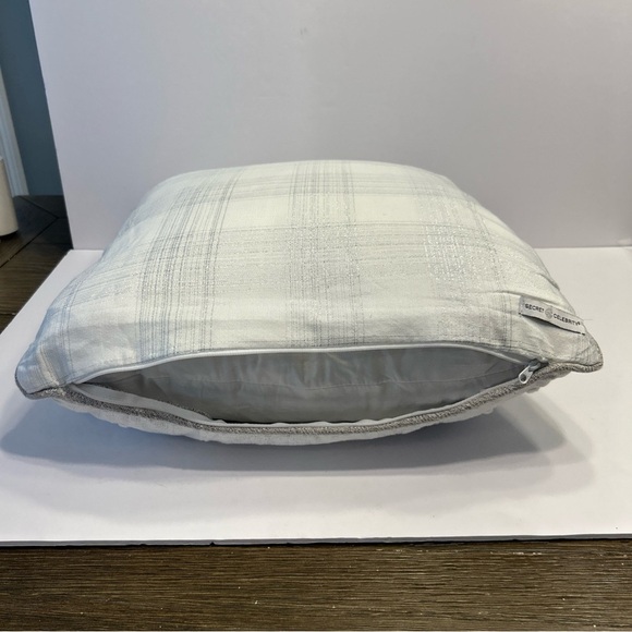 Secret Celebrity Embroidered Glitter Throw Pillow 18x18” Christmas Snow ThemeEUC - Picture 8 of 10